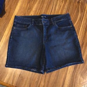 Woman’s Mid Rise Shorts